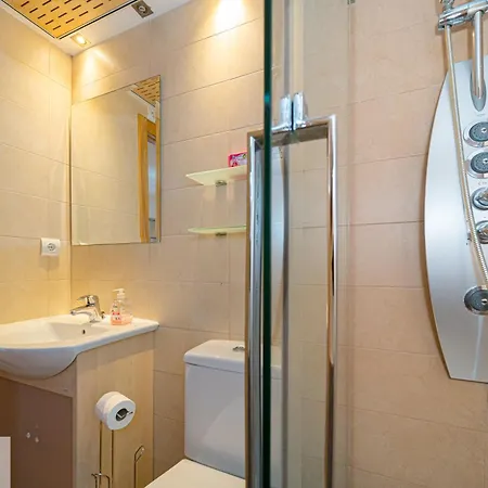 Luxury 2 Bed 2 Bath With Pool