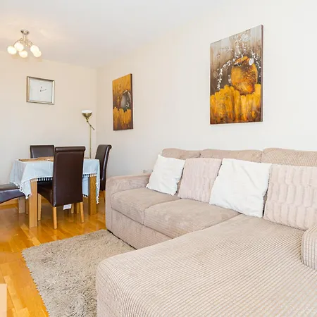 Luxury 2 Bed 2 Bath With Pool